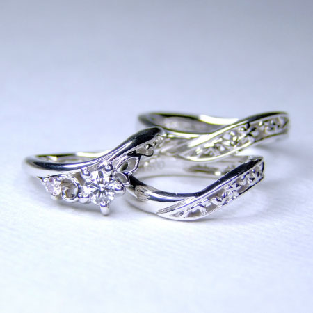 結婚指輪との重ね付けも楽しめるデザインに。